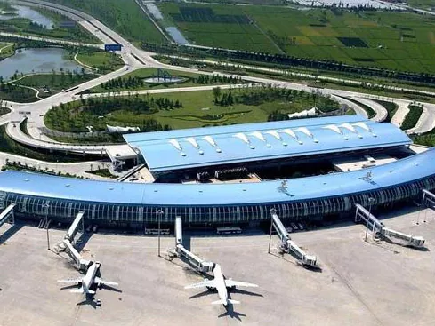Terminal del aeropuerto con marco de acero