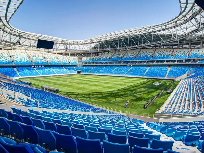 ¿Qué papel juega el acero en el diseño estético de los estadios?